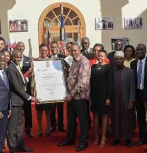 Prsident Uhuru receiving Award
