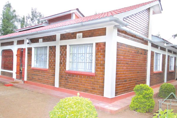 How I use stabilised soil to build cheap brick  houses  in Kenya 