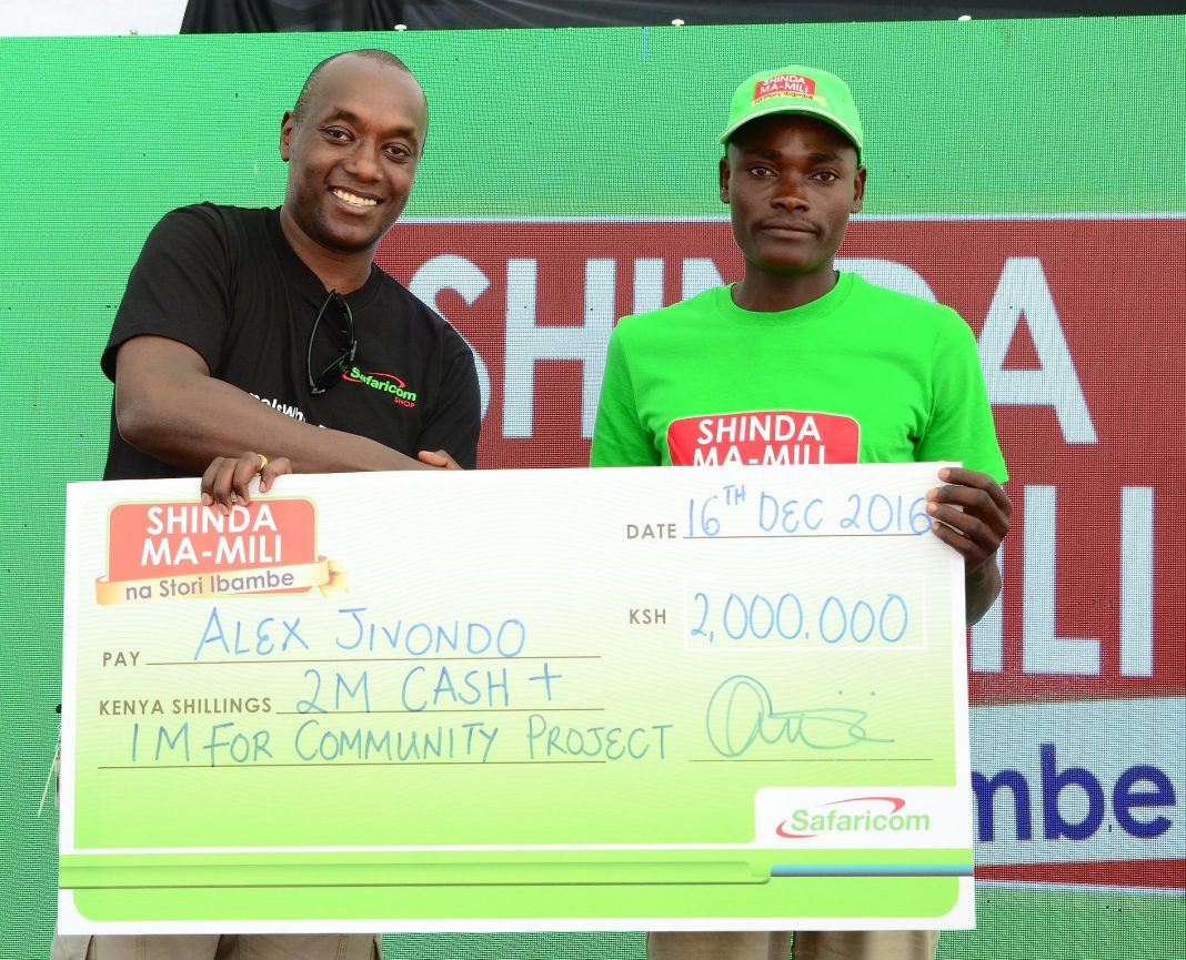 Victor Ngumo (L) Safaricom HOD Nairobi West region hands a Cheque to Alex Jivondo from Mombasa, one of the 8 winners of Kshs 3Million in the just concluded Shinda Ma Mili Na Stori Ibambe regional promotion by Safaricom - BIzna