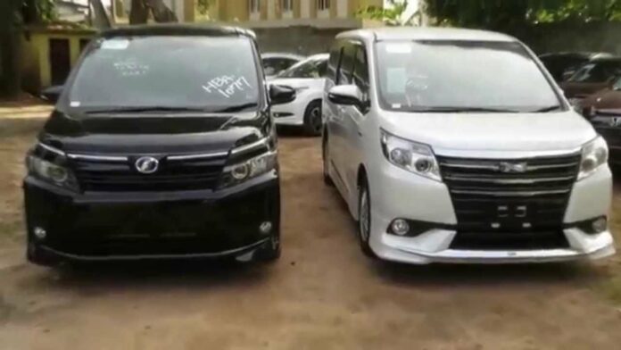 Toyota Noah vs Voxy