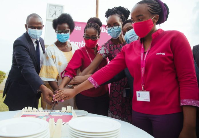 (Left) Jambojet, Acting Managing Director, Karanja Ndegwa, Kisumu County, First Lady, Hon. Dorothy Nyong’o, Kisumu County, CECm Department of Tourism, Trade and Enterprise Development, Achie Alai cutting cake with Jambojet staff during the official launch of the direct flights from Mombasa to Kisumu and Eldoret at Kisumu International Airport - Bizna Kenya