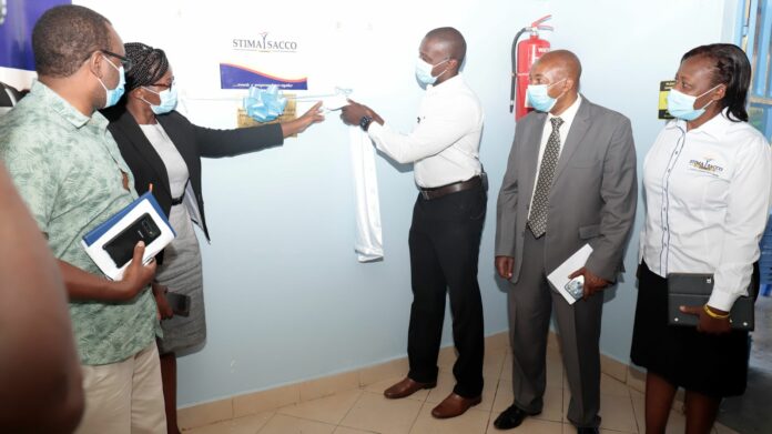 Stima Sacco Society Limited Chief Executive Officer Dr Gamaliel Hassan (third left); opens the Naivasha Level 5 Hospital after being refurbished by the Stima Sacco Society Limited. He is assisted by Board Chairman of Naivasha Level 5 Hospital Dr Kanyingi Simon (left); Medical Superintendent Dr Ithondeka Angeline(second left); Vice Chairman of Ol Karia Stima Sacco branch Cyrus Kariuki (second right) and Milka Bosire (right) - Bizna Kenya