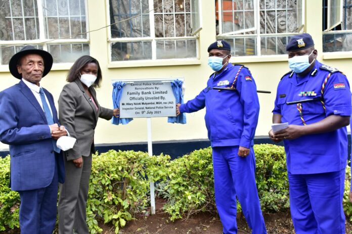 Family Bank Founder T.K Muya, CEO Rebecca Mbithi with Deputy IG Police Edward Mbugua & Regional Commander Nairobi Area Augustine Nthumbi during KES. 3 million facelift of Nairobi Central Police Station - Bizna Kenya