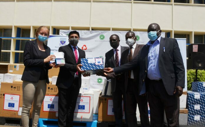 KNH DONATION: Aga Khan University Hospital, Nairobi CEO Rashid Khalani (second left), and Elisabeth Magnes from the European Union hand over a donation of 7,000 testing kits to Kenyatta National Hospital Chairman George Ooko (centre) and Ministry of Health Officials, John Ndung’u, Bernard Sandae. The donation from AKUH,N was funded by the European Union and is aimed at boosting the national COVID-19 response - Bizna Kenya