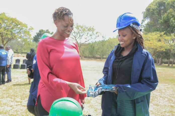 KCB Group Director Corporate Banking, Esther Waititu (left) interacts with Risper Korir (right), one of 75 beneficiaries who received trade-specific building and construction toolkits from KCB Foundation and GIZ. In the last one year, KCB Foundation and GIZ have issued over 400 construction toolkits worth KES 19 million to youth across 11 Counties in the Country - Bizna Kenya