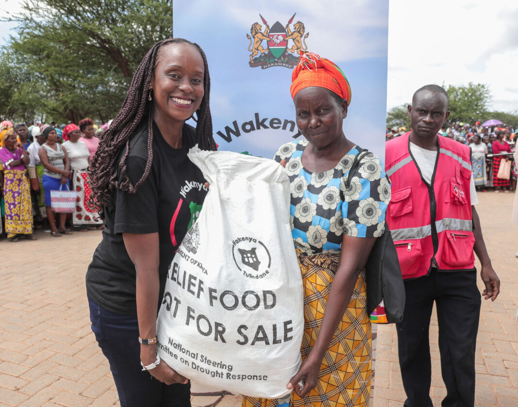 Patricia Mugambi-Ndegwa, Drought Steering Committee Member, (left) handing over a food hamper to Katui Kasuku, a resident of Tseikuru, Kitui County from the WaKenya Tulindane campaign - Bizna Kenya (Picture Courtesy)