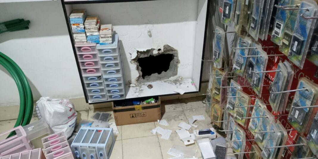 Kitengela robbers steal Sh. 700,000 after drilling hole at the back of phone shop